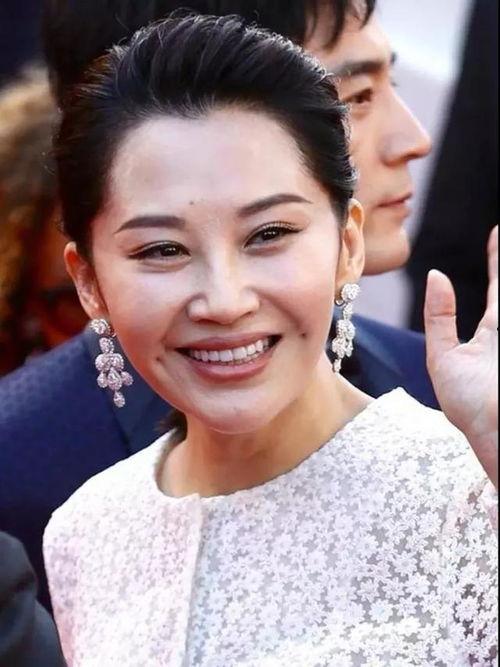 袁立爆料冯小刚结婚视频,一段尘封往事的再掀波澜 第2张 袁立爆料冯小刚结婚视频,一段尘封往事的再掀波澜 第2张